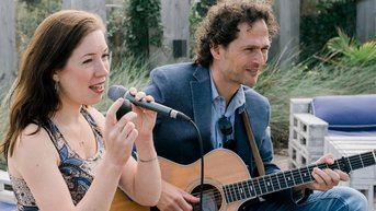 Gluren bij de Buren in de Hof